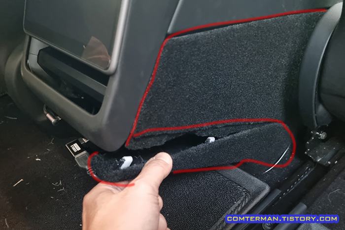 테슬라 모델3 하이랜드 뒷좌석 공조기 하단 커버 분리