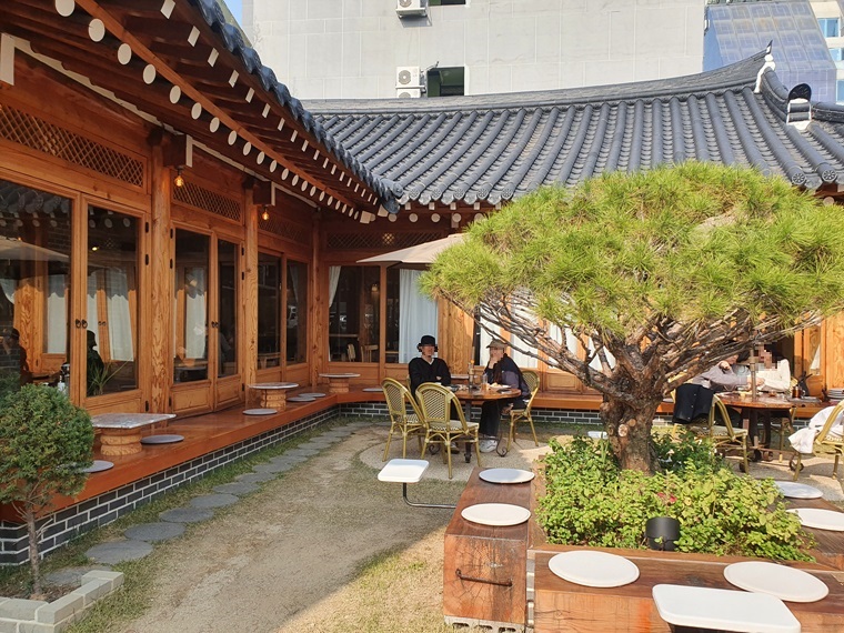 넓은-한옥-마당