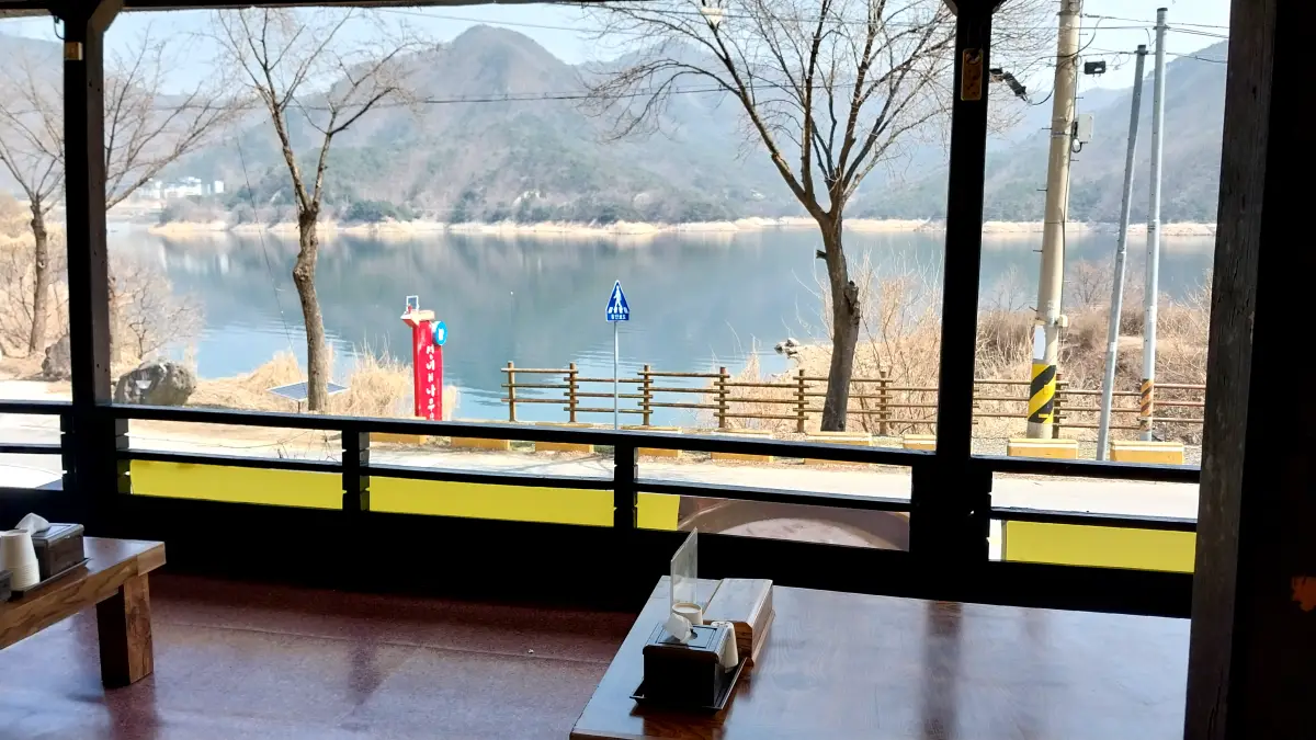 충주댐맛집-시골식당-평상뷰