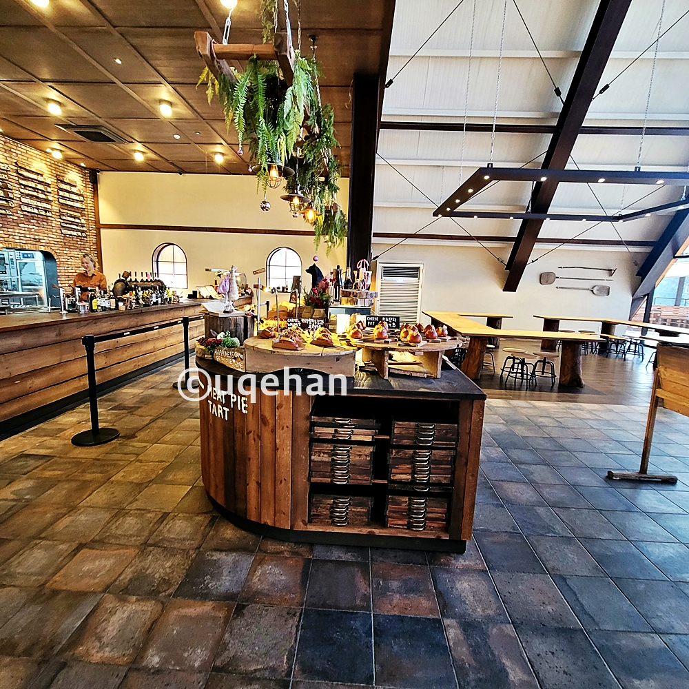 카페 럿지의 카운터와 베이커리류가 진열되어 있따.