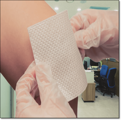 관절염으로 파스 바르는 여성