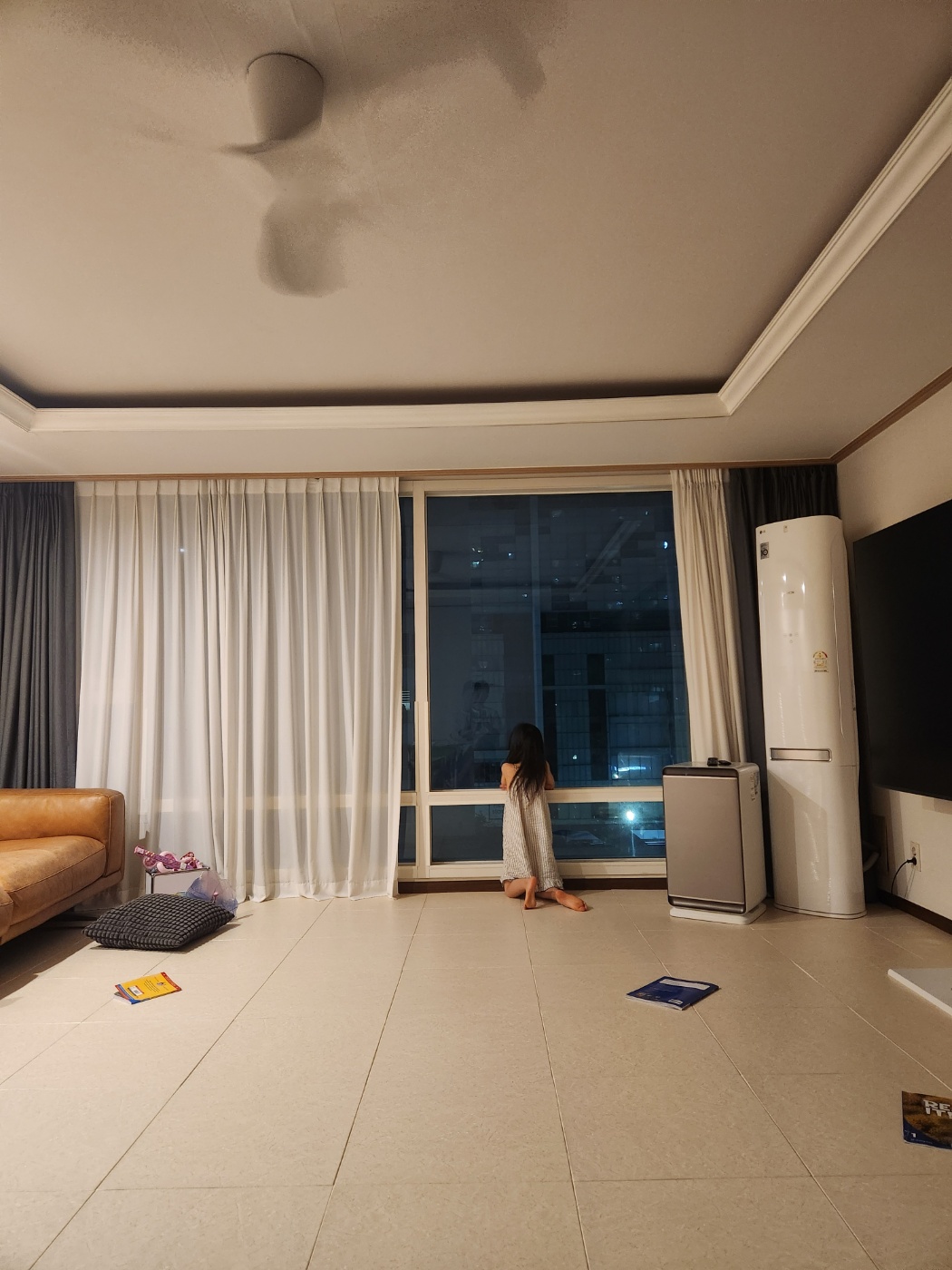 숙제 하다가 혼난 딸이 창밖을 바라보고 있는 장면