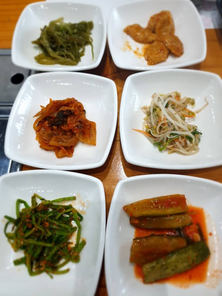 한식반찬&amp;#44; 오이&amp;#44; 김치&amp;#44; 접시
