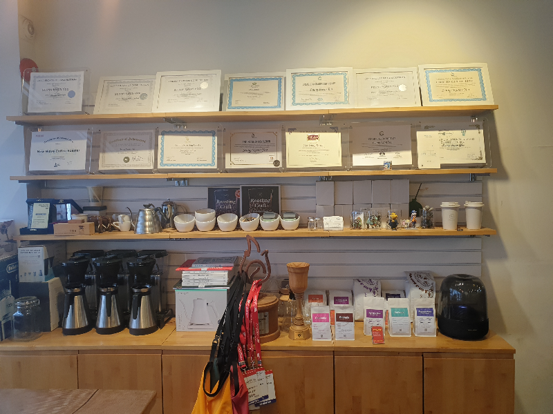 벽면 가득 각종 자격증과 트로피 그리고 책이 진열되어 있다.