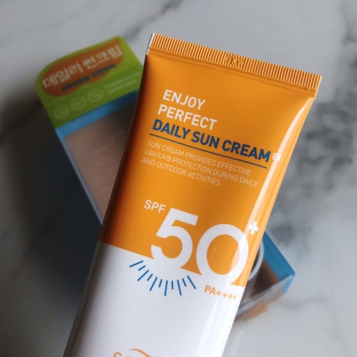 자외선으로 부터 피부를 보호할수 있는 썬크림 제품의 사진