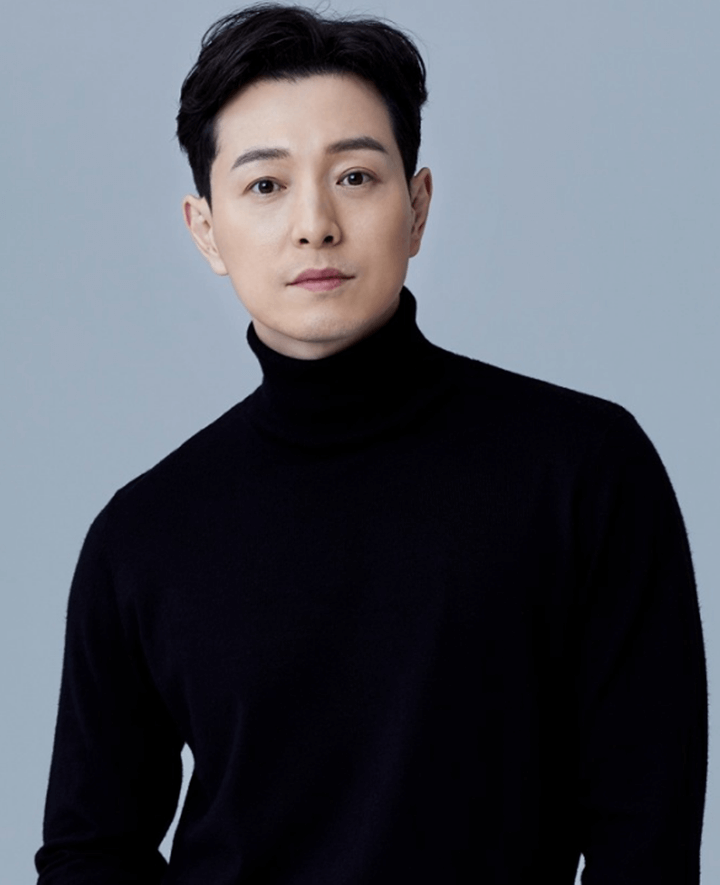 정성일-프로필-검은-목티-사진