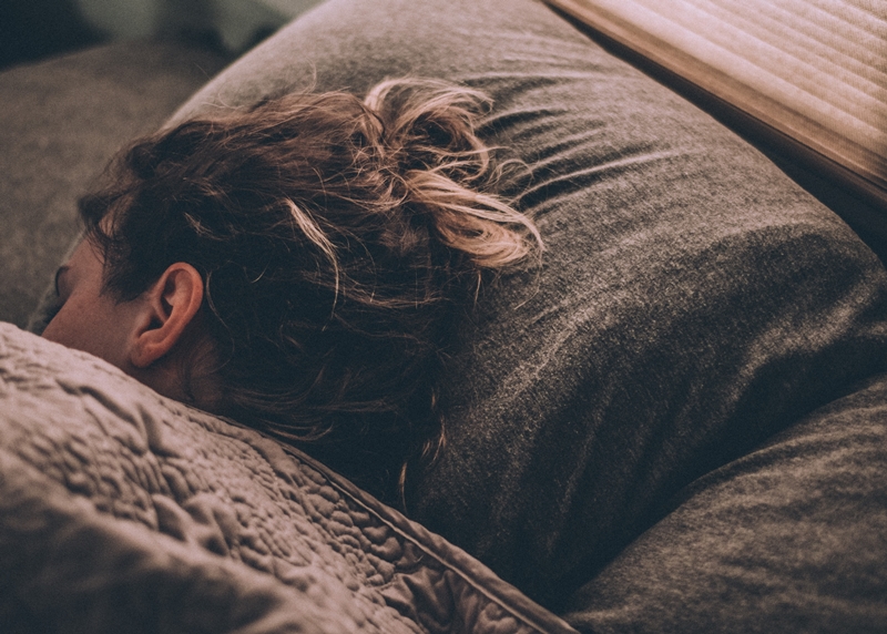 여자가-침대에서-잠을자고-있다