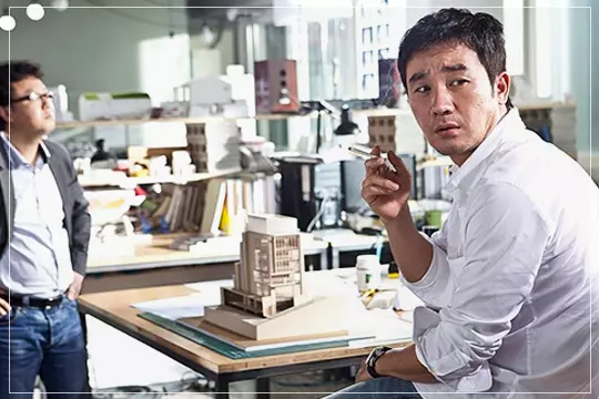 영화-건축학개론-승민-사무실에서-담배를-피고-있다