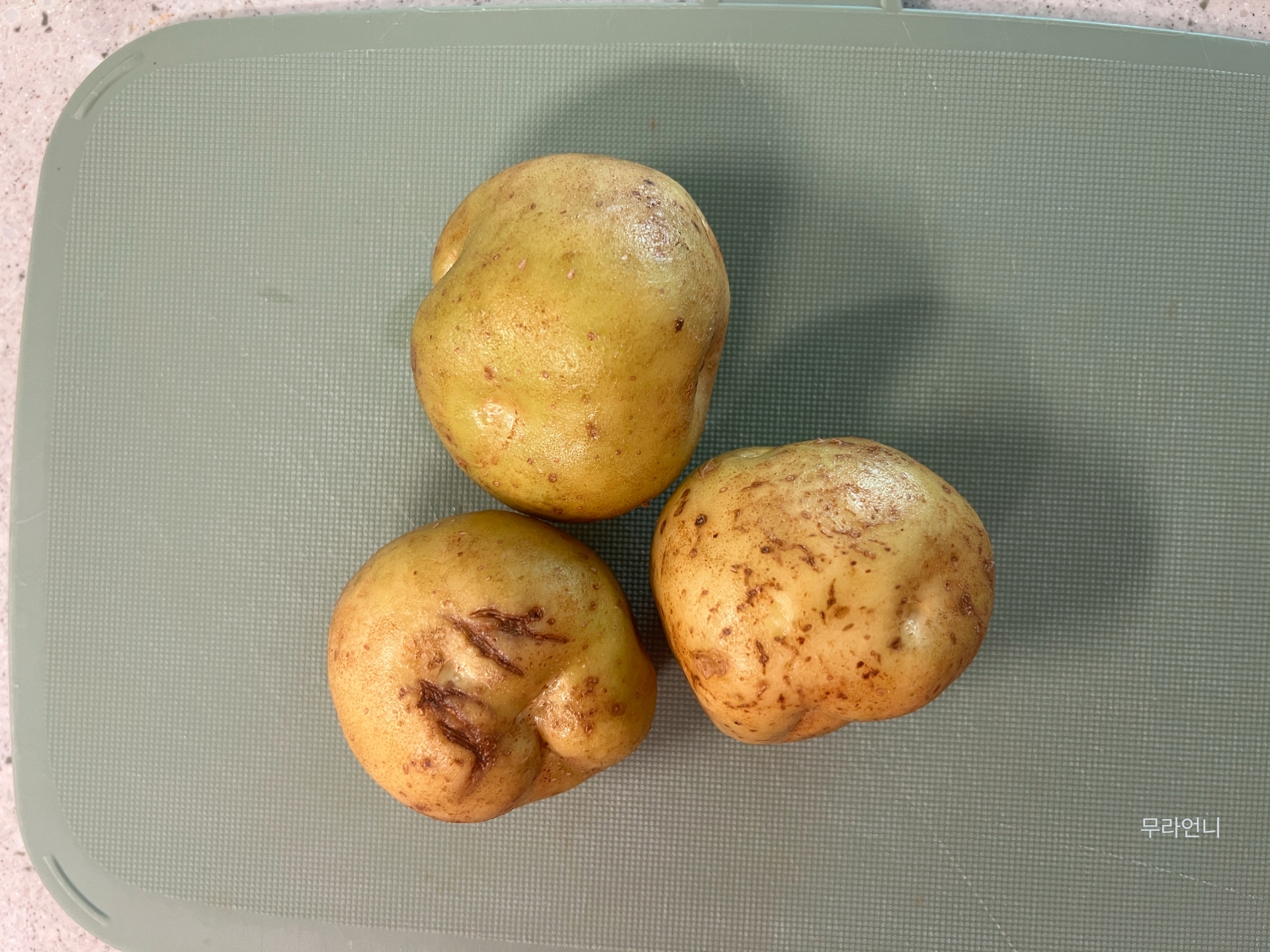 마트에서 구매한 감자를 깨끗하게 씻고 껍질을 벗겨 주세요