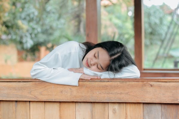 불면증 완화에 도움되는 자연 습관 7가지