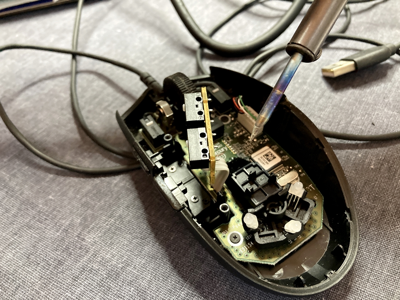 기판 뒷면에서 인두기 작업