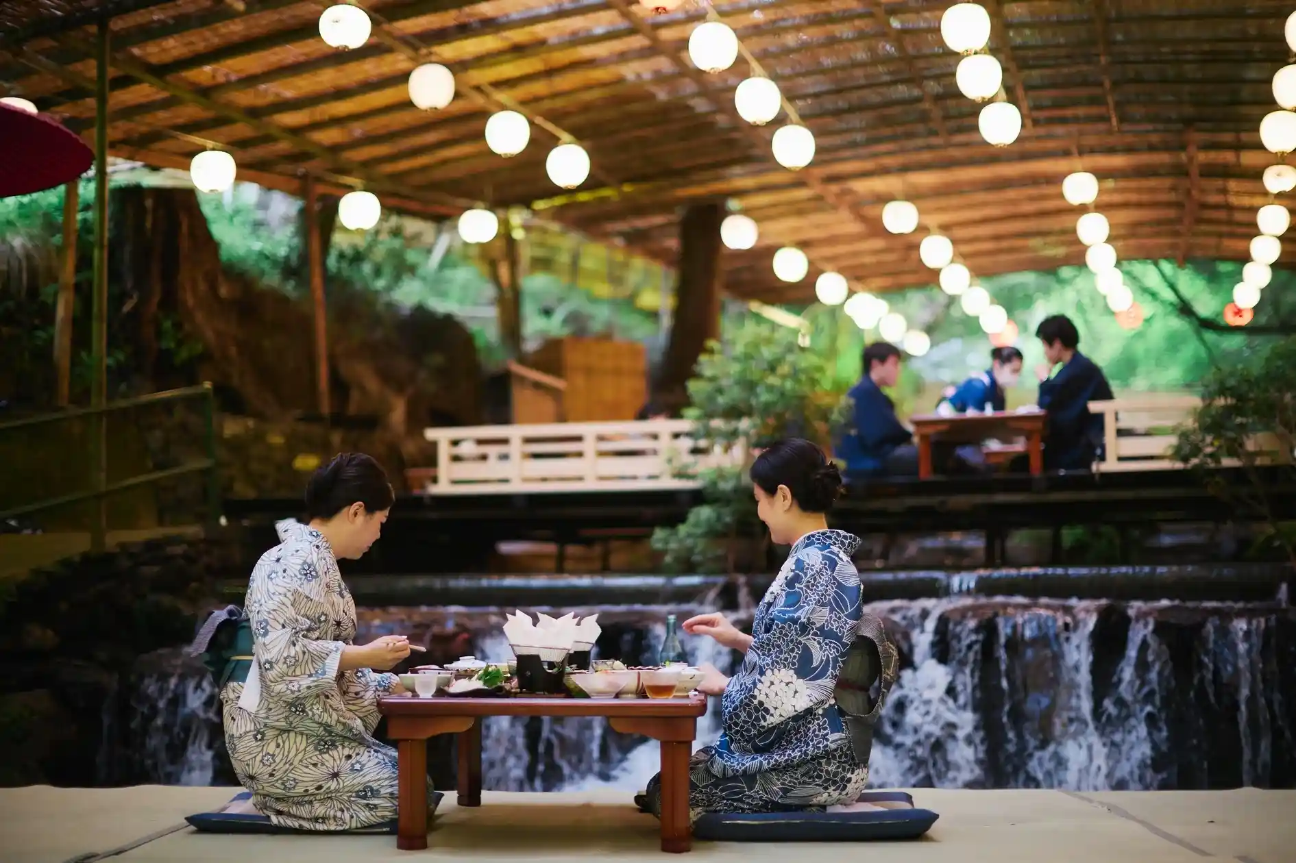 고토의 강변 테라스·라이트업 (高雄の川床・ライトアップ)