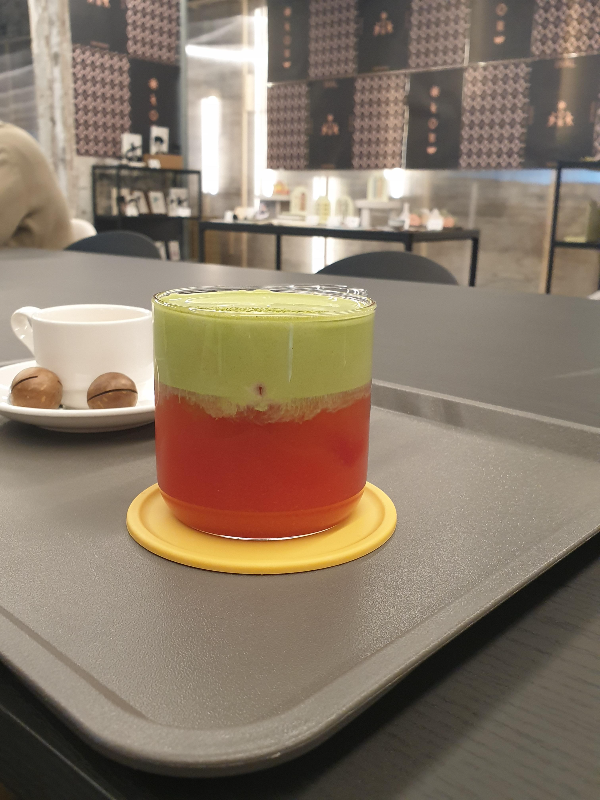 수박 말차와 에스프레소가 검은색 테이블 위에 올려져 있다.