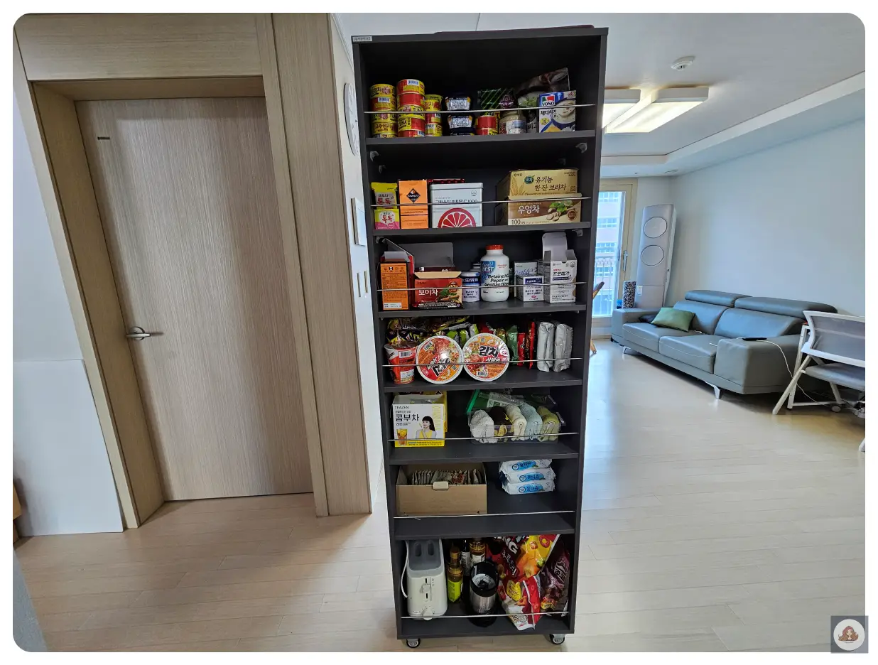 틈새수납장에-식재료를-정리정돈-하였다