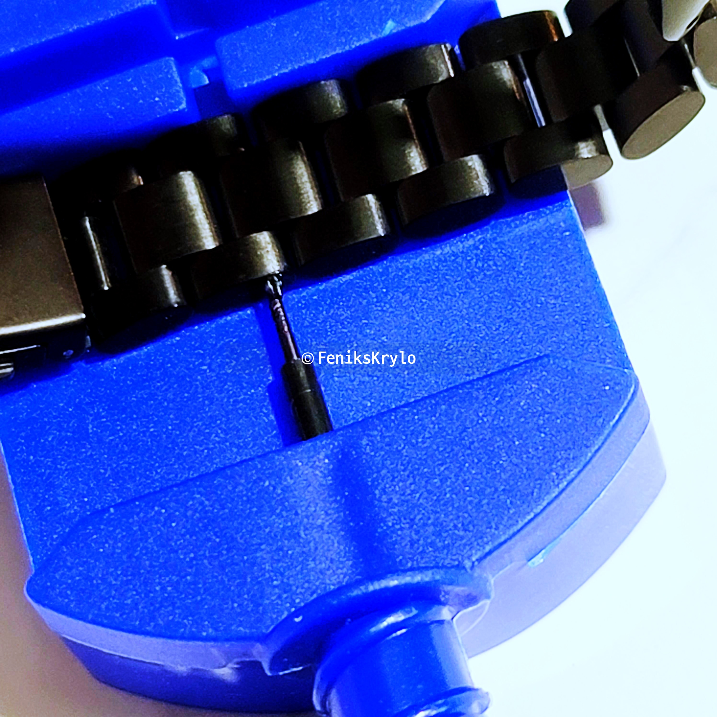 교체도구의-핀을-스트랩-고정핀에-맞춘-모습이다.