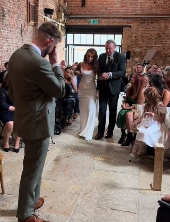 서지도 못하는 희귀&nbsp;질환 신부의 불굴의 의지와 감동의 결혼식 VIDEO: Fiance's shock at bride-to-be's walk down aisle at East Yorkshire wedding