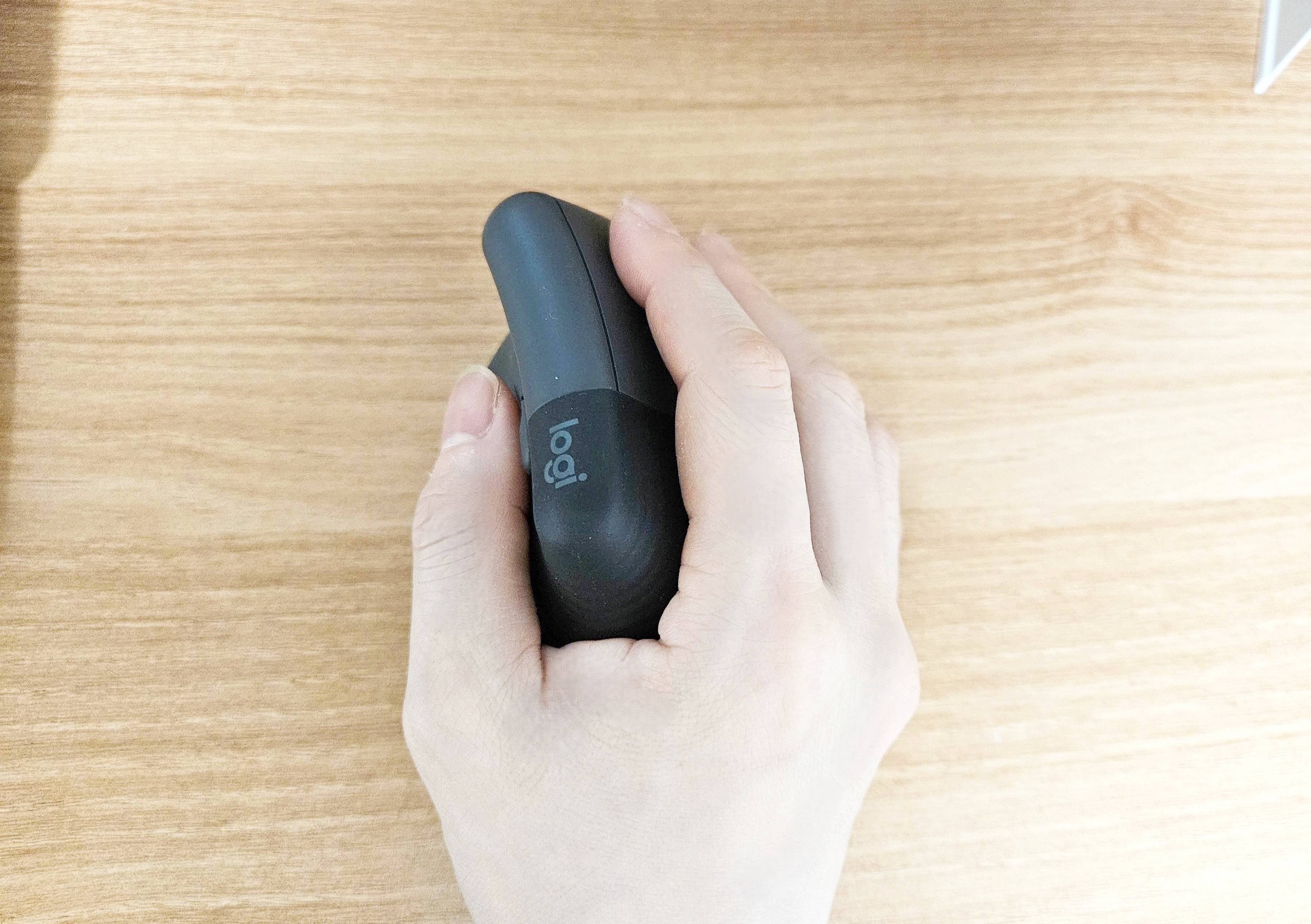 나무책상-위에서-로지텍-리프트-무선-마우스-인체공학적-블루투스-사용중인-오른손