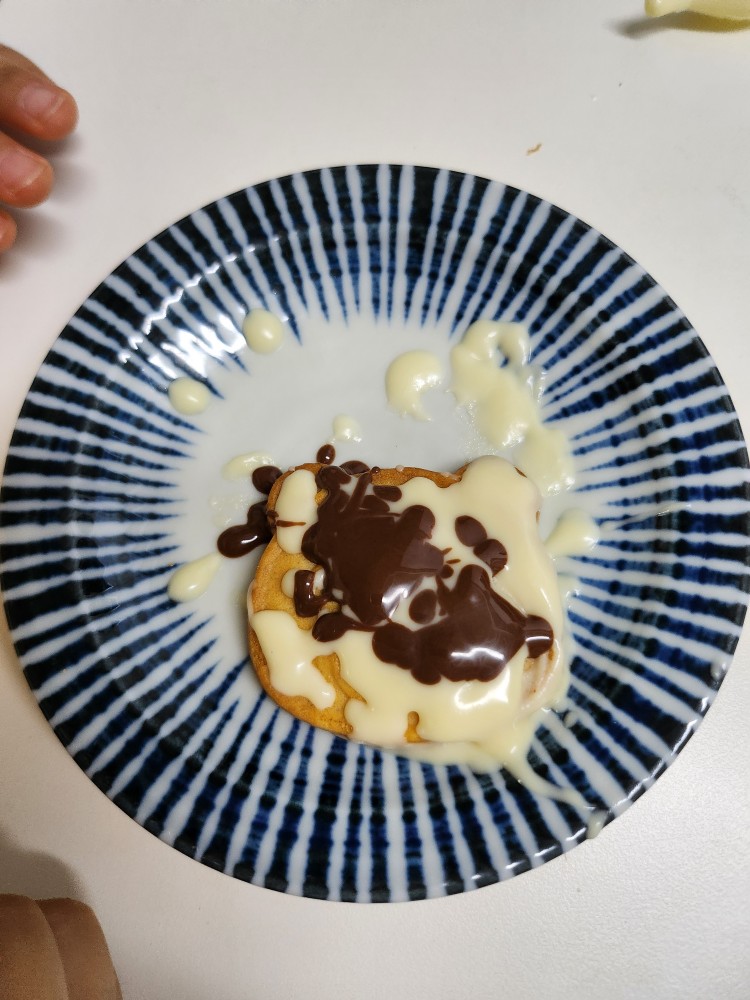 초코펜으로 쿠키를 꾸미는 아이들