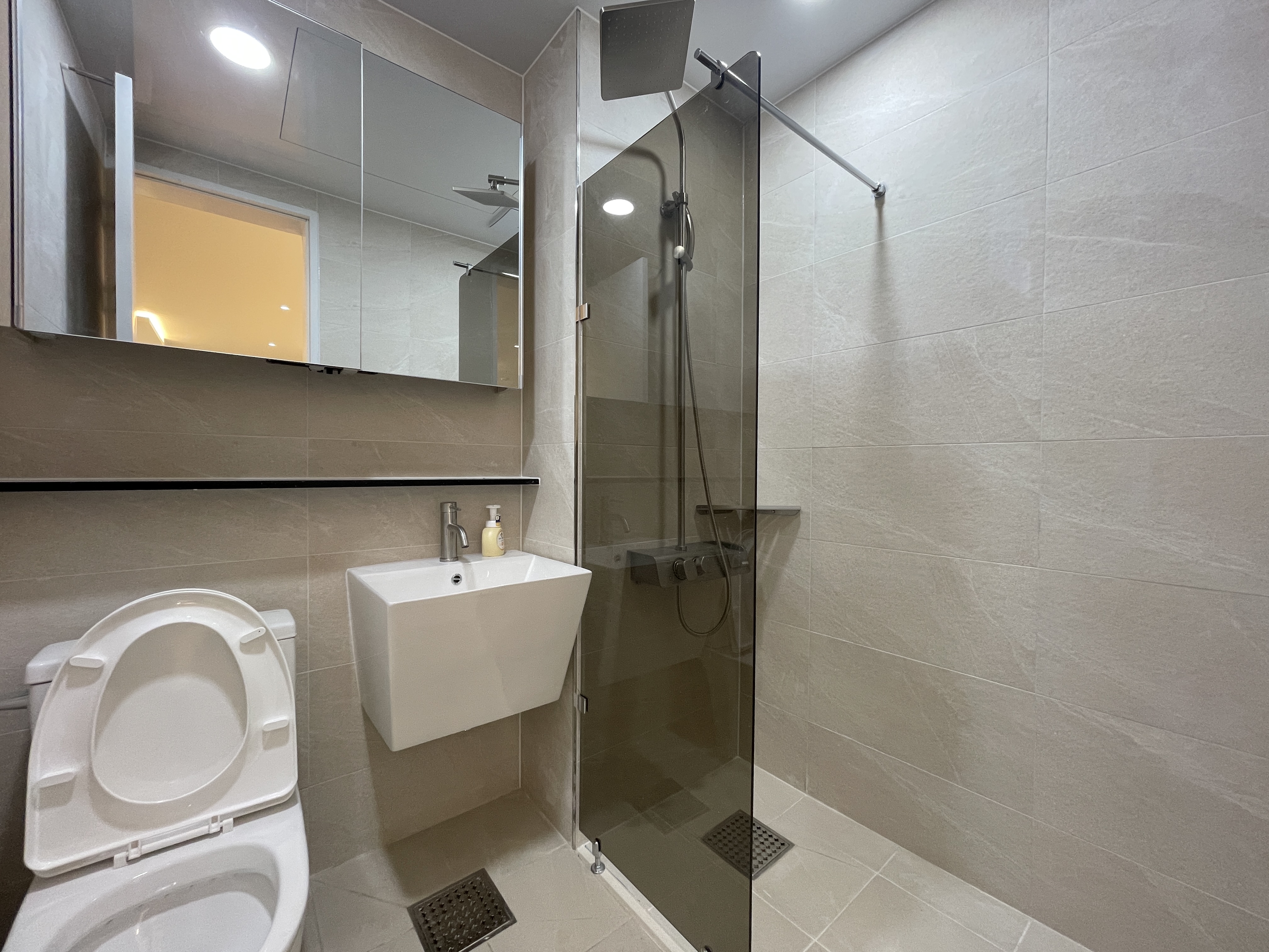 안양 신축 분양 방3개 왕테라스 풀옵션 - 화장실 안양 신축 분양 방3개 왕테라스 풀옵션 - 화장실