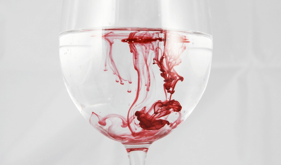 발등이 붓는 이유로 혈액 순환 문제를 표현 하고 있는 물잔