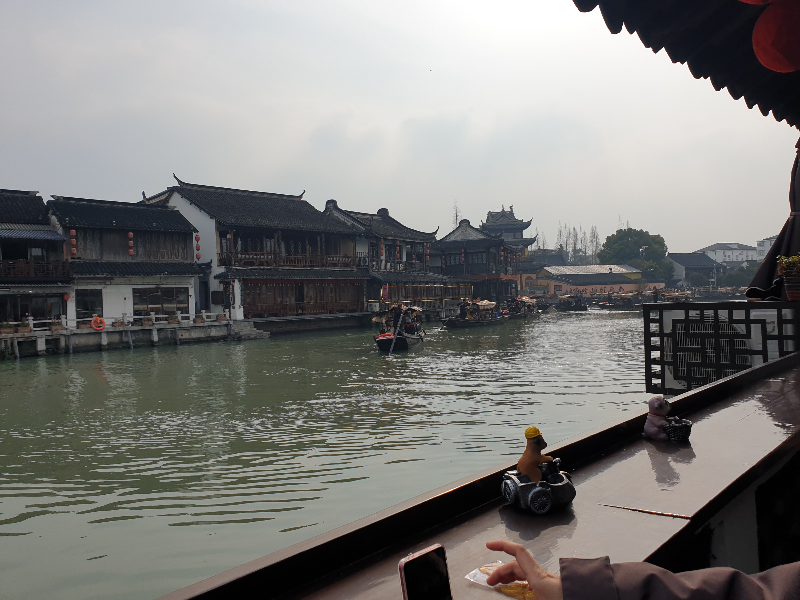 1층 발코니에서 강을 바라보는 모습. 강에는 배들이 떠 다니고 있다.