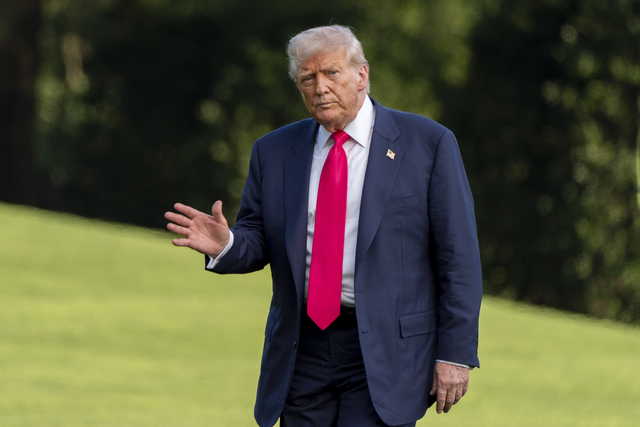 도널드 트럼프 대통령이 지난 15일(현지시간) 워싱턴 D.C. 백악관 남쪽 잔디밭에서 손을 흔들고 있다. 트럼프 대통령은 의약품과 반도체 관세에 대해 “아마도 이달말 쯤 시작할 것”이라고 말했다.