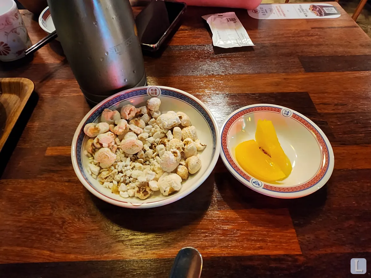 대구-동구-중화요리-맛집-추천-리춘시장-기본안주-단무지와-과자