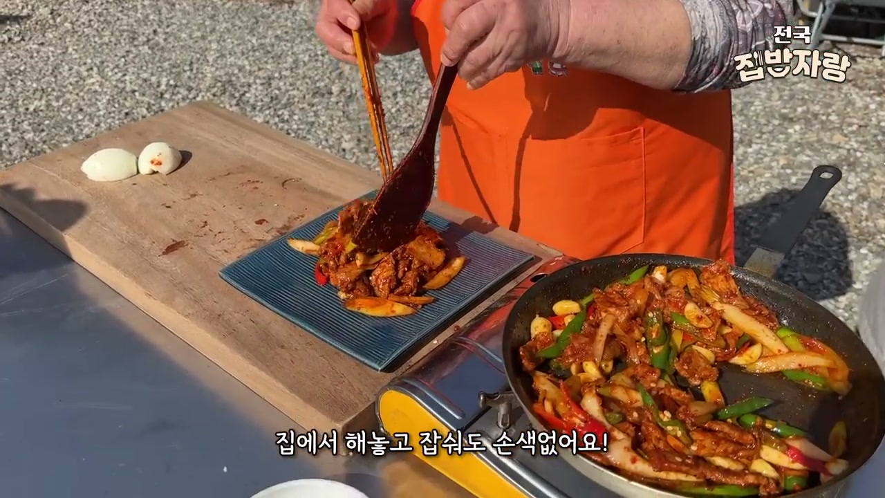 완성된 두루치기를 그릇에 담은 모습