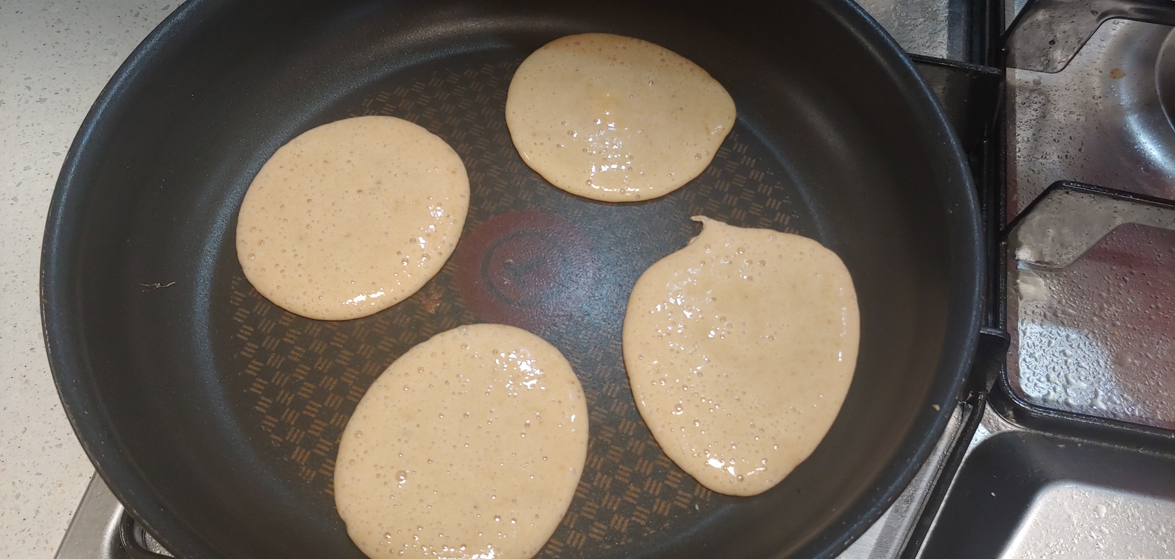 팬에 부으실때 천천히 쭉 따르시면 이렇게 모양이 저절로 잡힙니다.