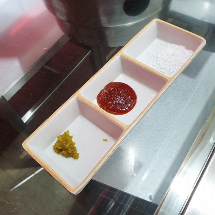 은화계-테이블세팅-소금닭구이용-소스-세가지가-있다