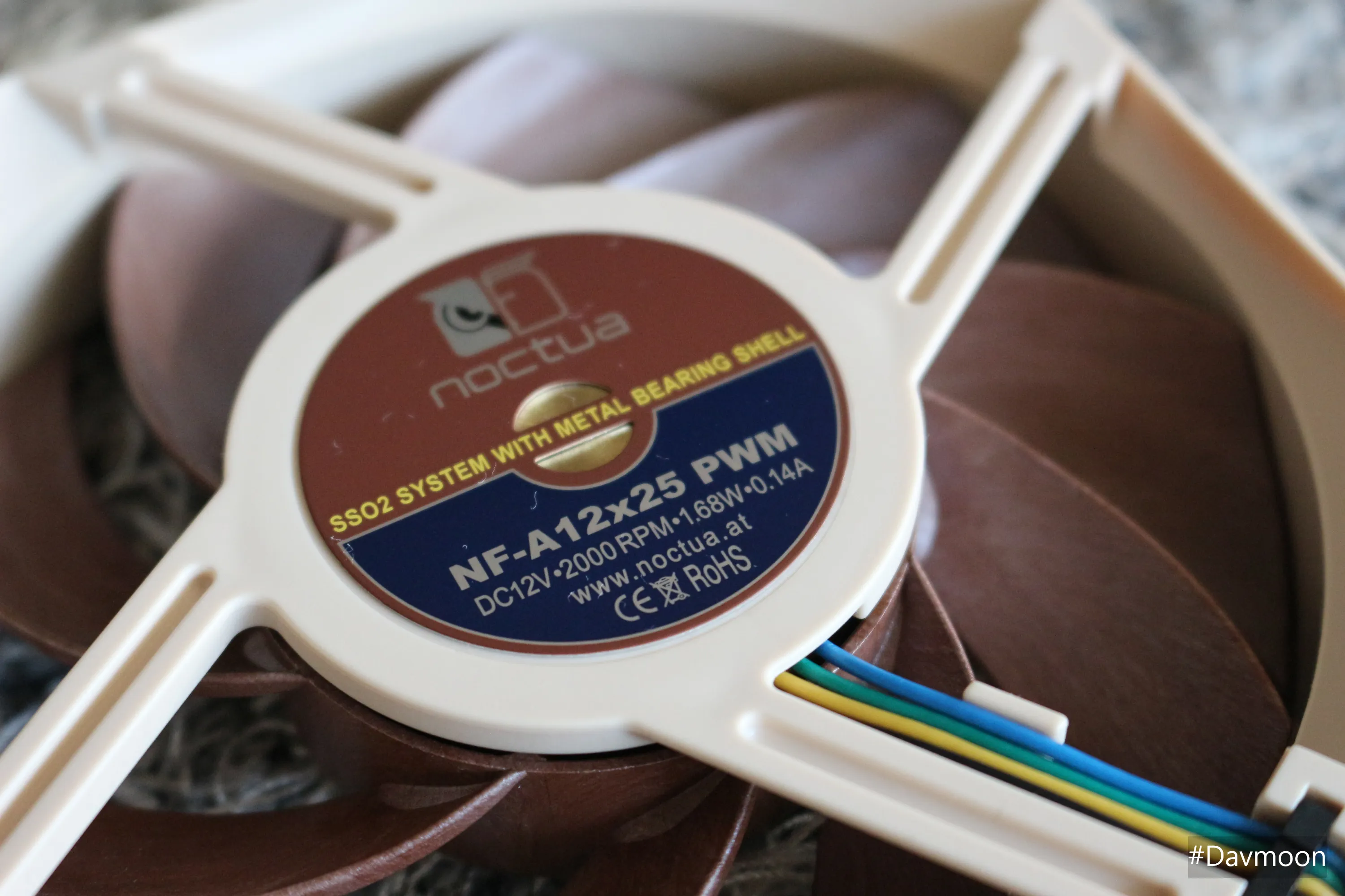 NOCTUA NF-A12x25 후면 베어링 확대