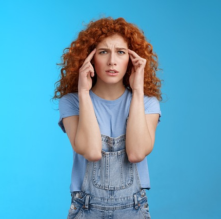 두통에 아파하는 여성