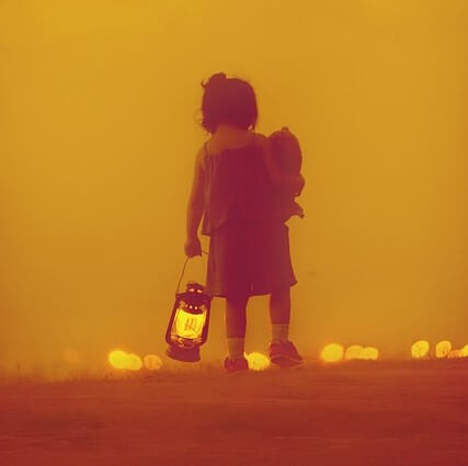 오렌지색 공기속에 등불을든 어린소녀 사진