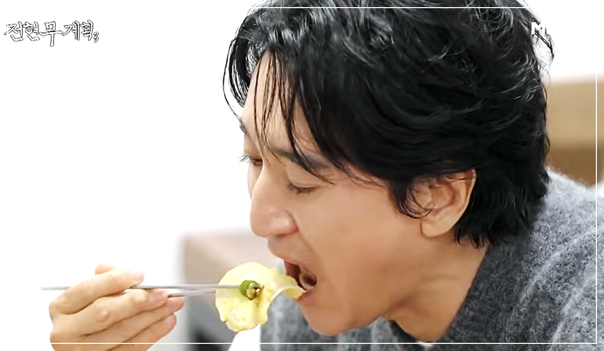 광주 치평동 맛집의 육전을 크게 한 입 먹고 있는 전현무계획 신현준