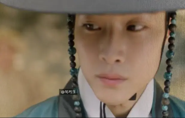 밤에피는꽃- 사또 모자를 쓰고 의심스럽게 옆을 보는 이종원