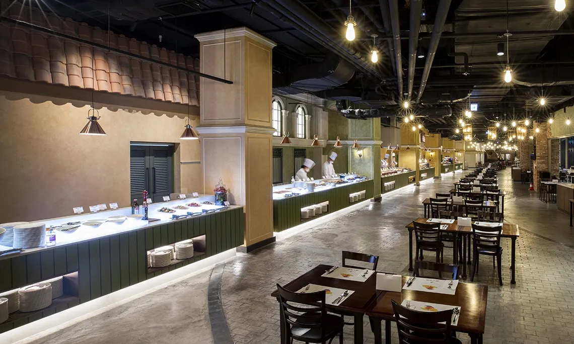 제주도-여행-신화월드호텔-조식-뷔페-내부-테이블과-셰프들