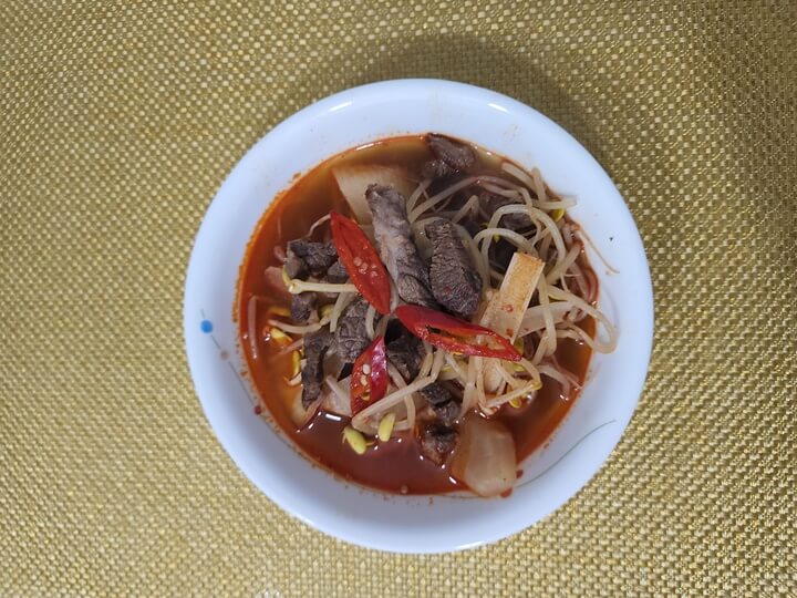 빨간 국물의 쇠고기와 무가 들어간 국