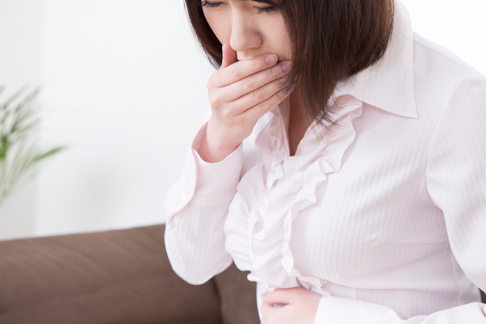 식중독 증상이 나타나는 여성