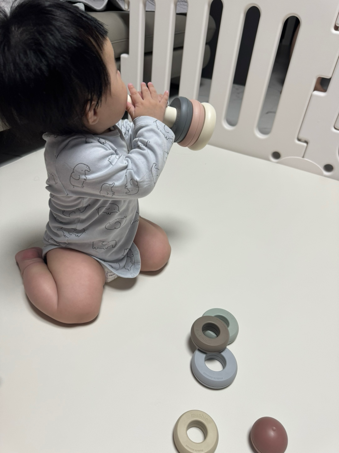 머시 스태킹 링을 가지고 노는 아기 이미지