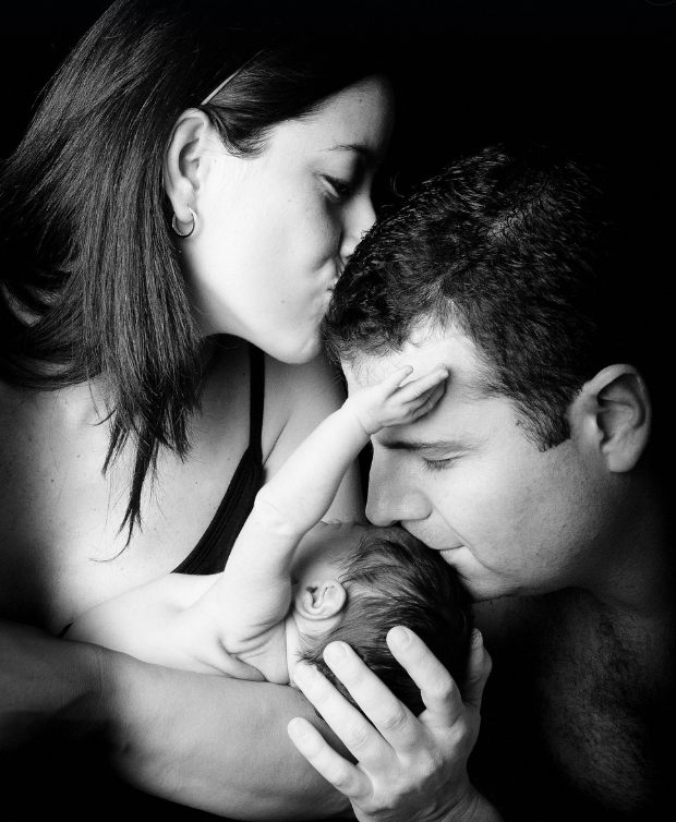 부부가 아이를 안고있는 모습