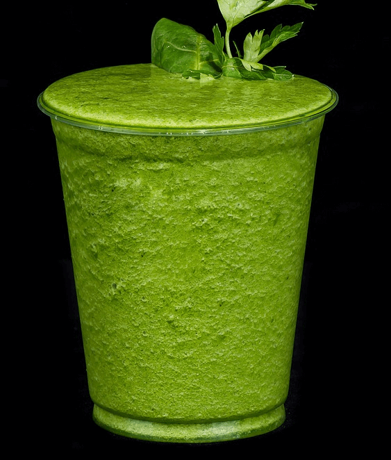 잘 익은 연어 고기와 채소를 요리 해 놓았다 