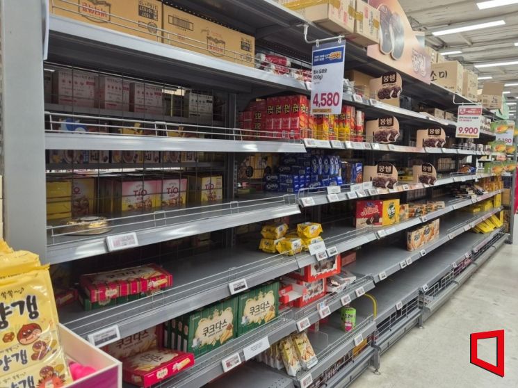 3일 오후 경기도 부천시 이마트 중동점의 과자 코너가 비어있는 모습.