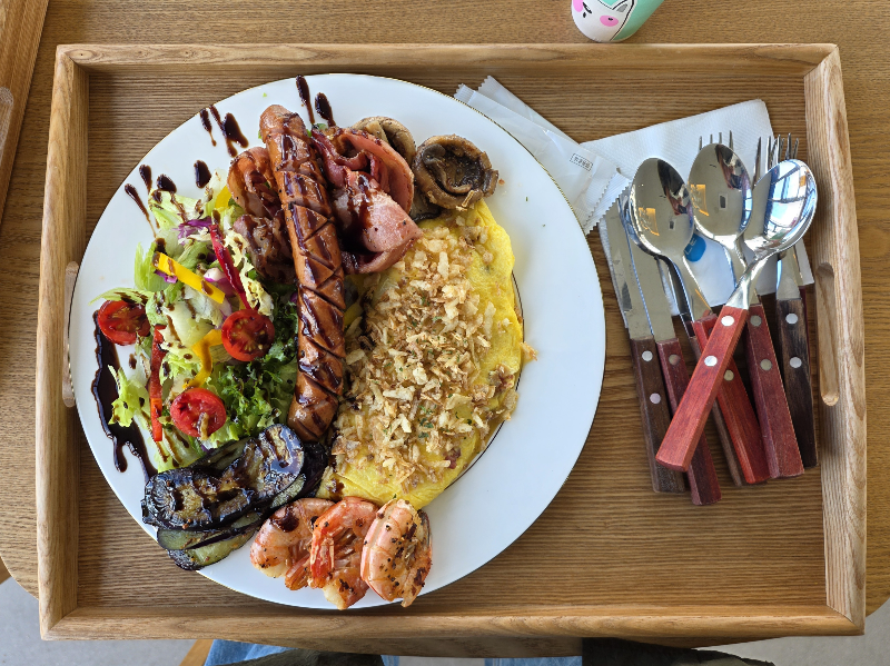 오믈렛이 접시에 있다.