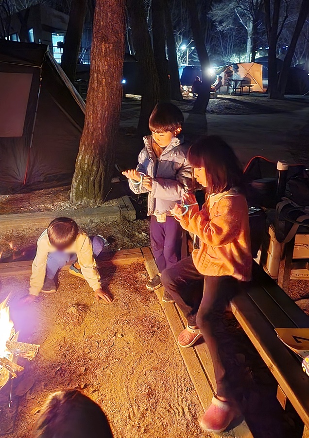 야광봉을 가지고 노는 아이들