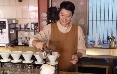커피 제조중인 이동건 배우