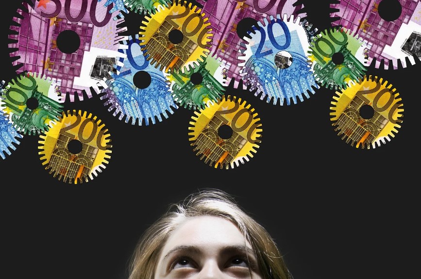 폐경 후 여성의 경제적 변화와 대응방법에 관련 된 사진