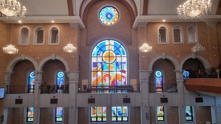 성모칠락을 표현한 울산 복산성당 스테인드글라스 사진입니다.