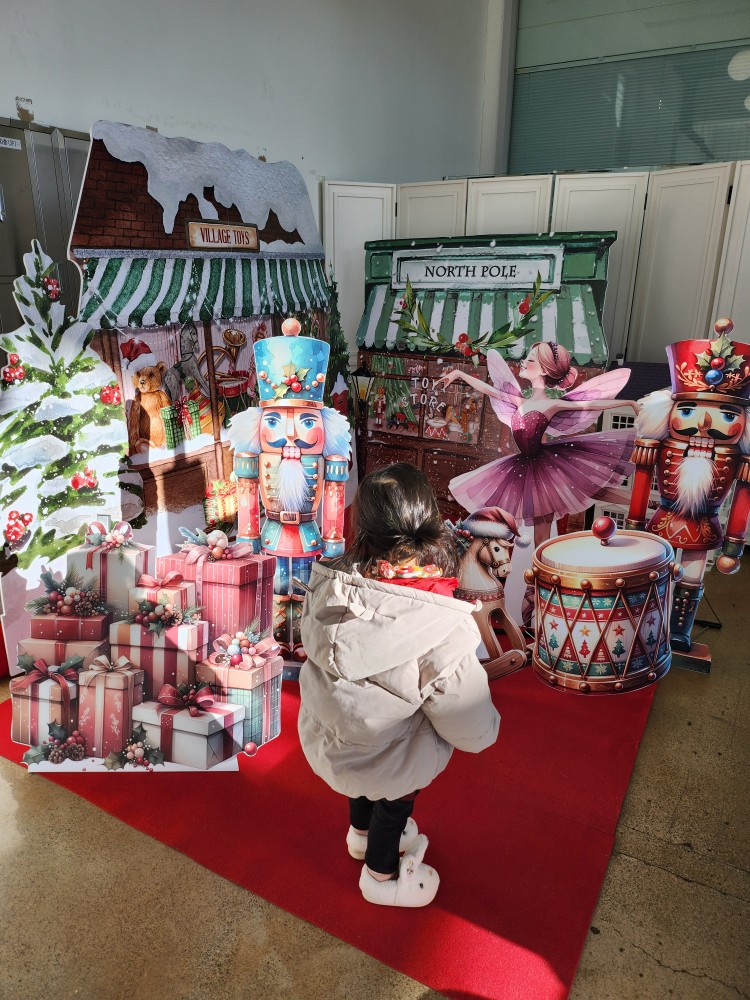 크리스마스 장식과 아이