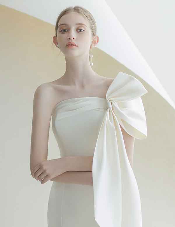 웨딩 드레스 입은 여자