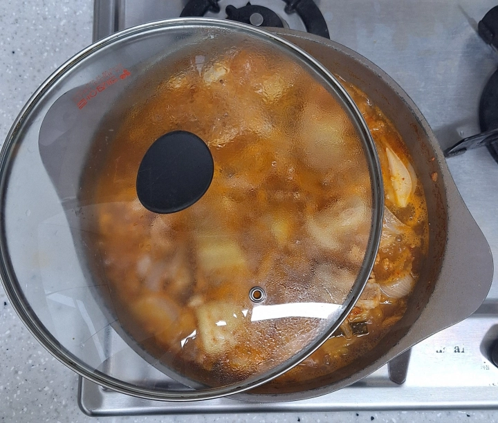 삼겹살-김치찌개-뚜껑-열고-끓이기